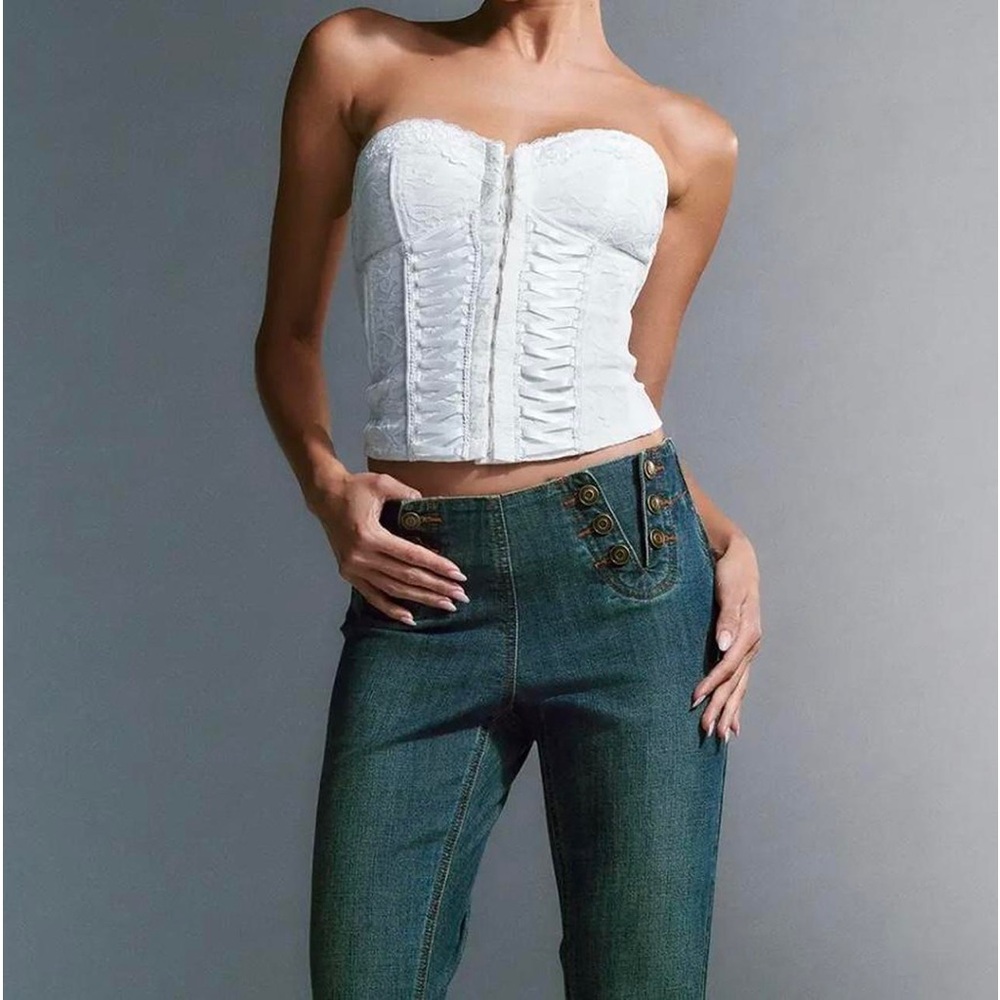 I am Gia white corset